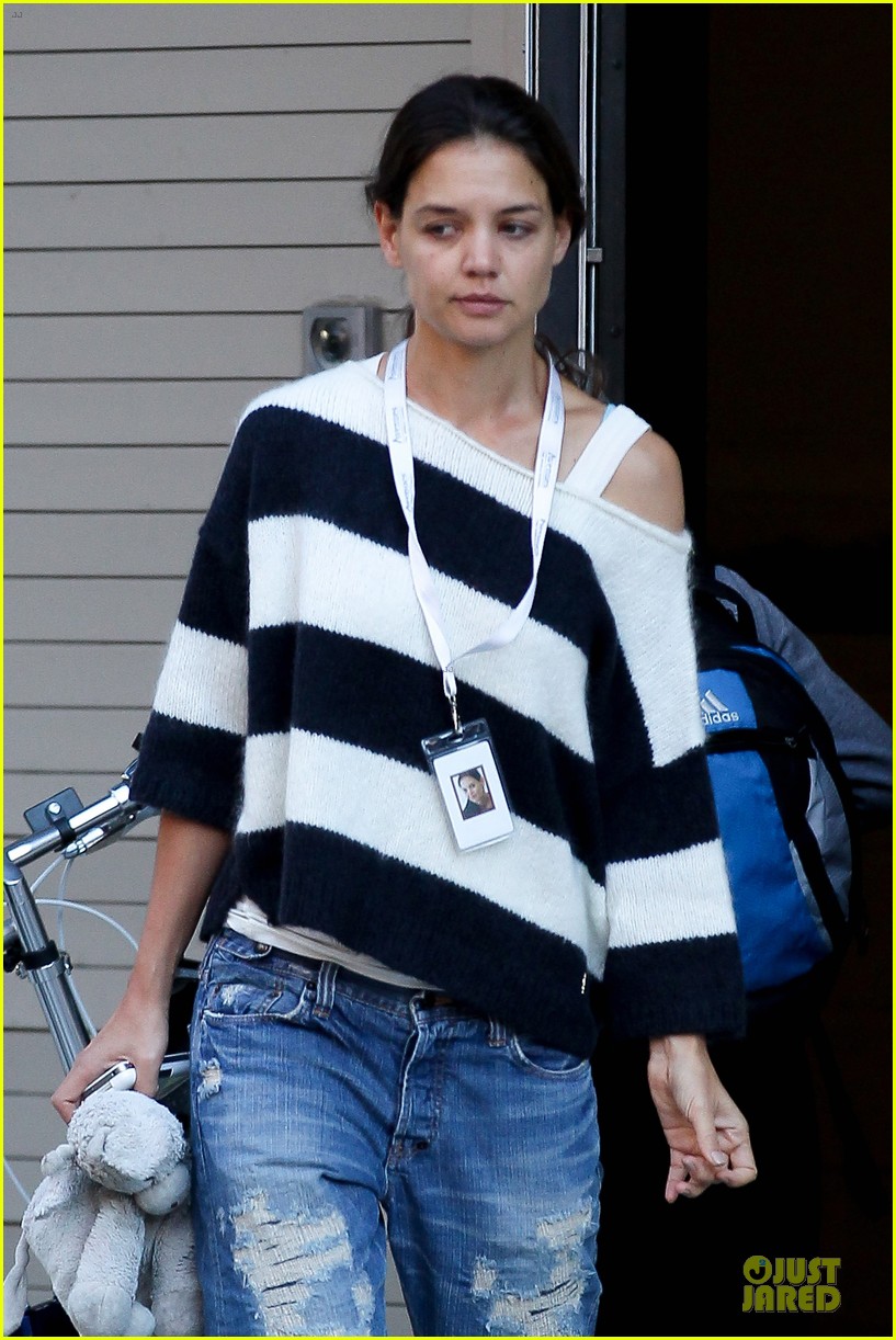 katie holmes shows stripes after nyfw 04