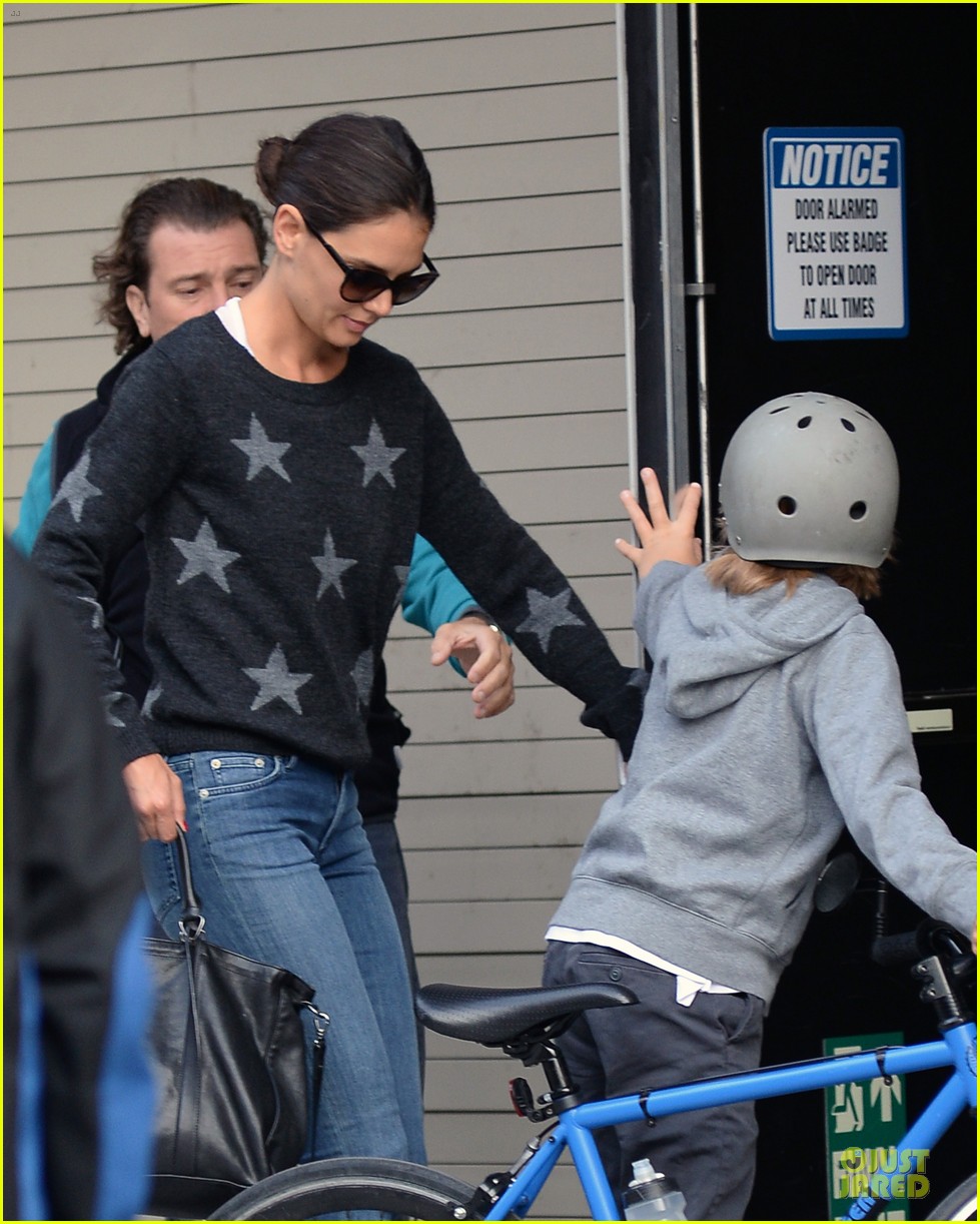 katie holmes wears two outfits to wrap up week 07