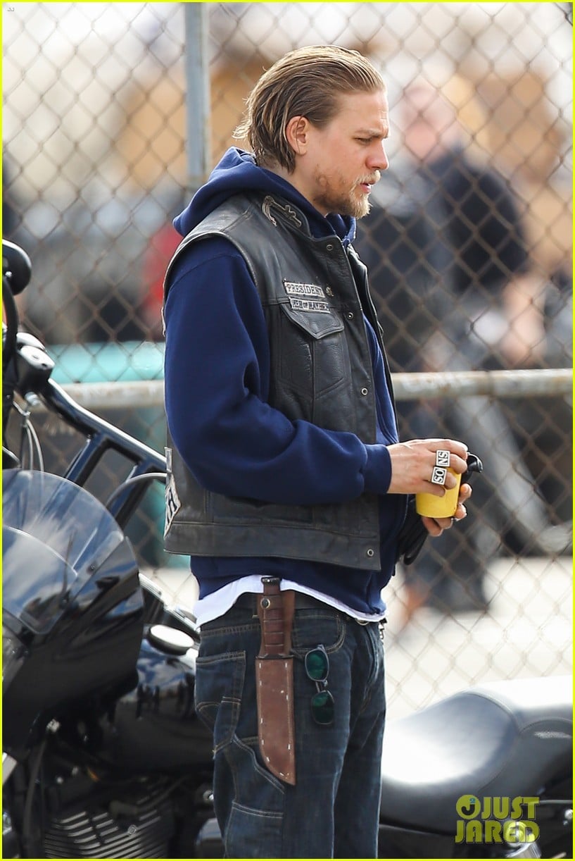 charlie hunnam goes undercover on sons of anarchy set 022960316