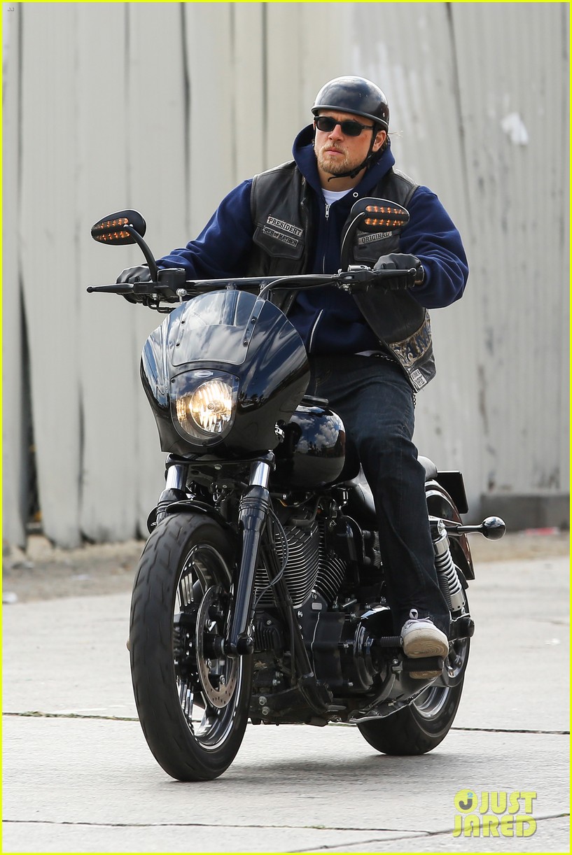 charlie hunnam goes undercover on sons of anarchy set 03