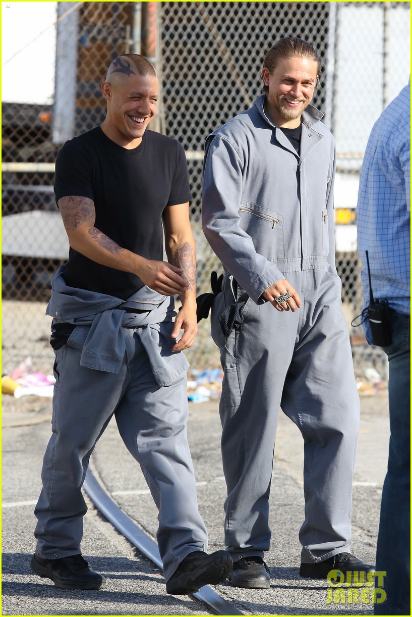 charlie hunnam goes undercover on sons of anarchy set 052960319