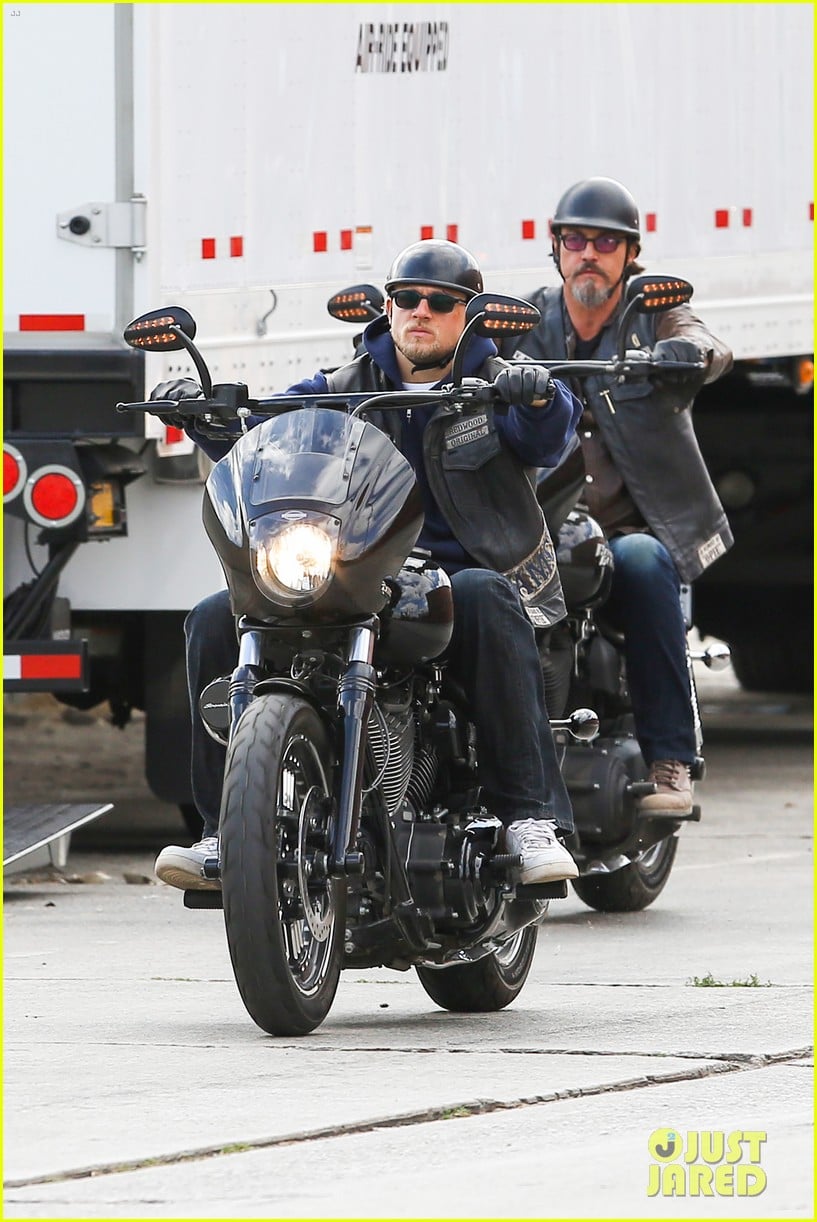 charlie hunnam goes undercover on sons of anarchy set 112960325