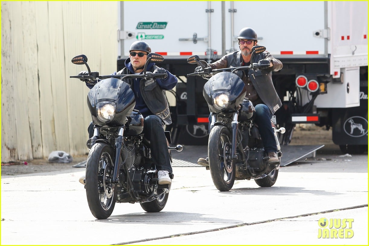 charlie hunnam goes undercover on sons of anarchy set 122960326