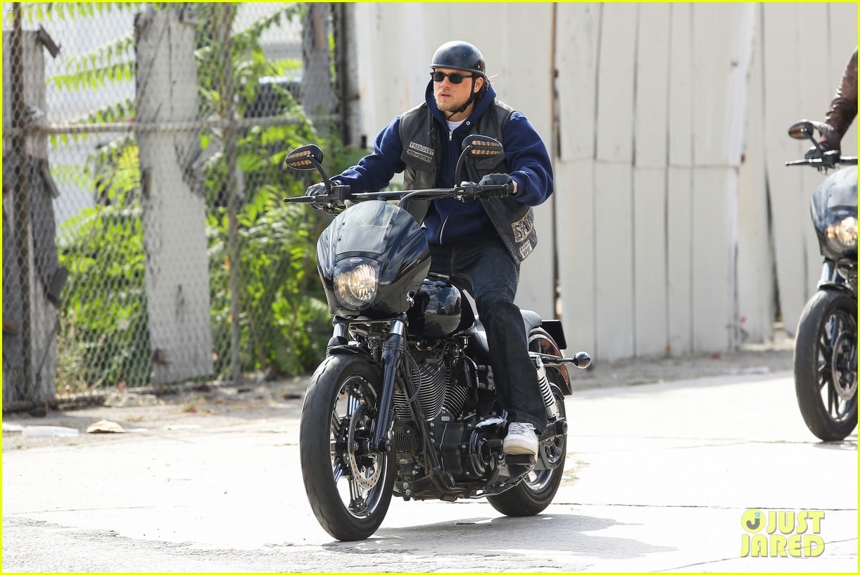 charlie hunnam goes undercover on sons of anarchy set 16