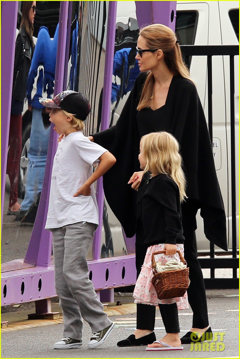 angelina jolie arts crafts afternoon with shiloh vivienne 35