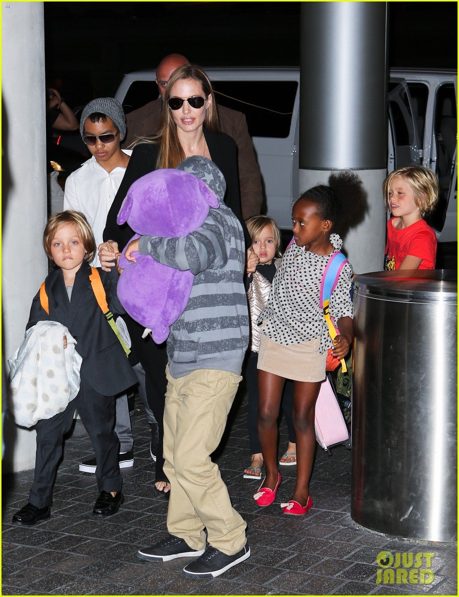 angelina jolie catches a flight with all six kids 01