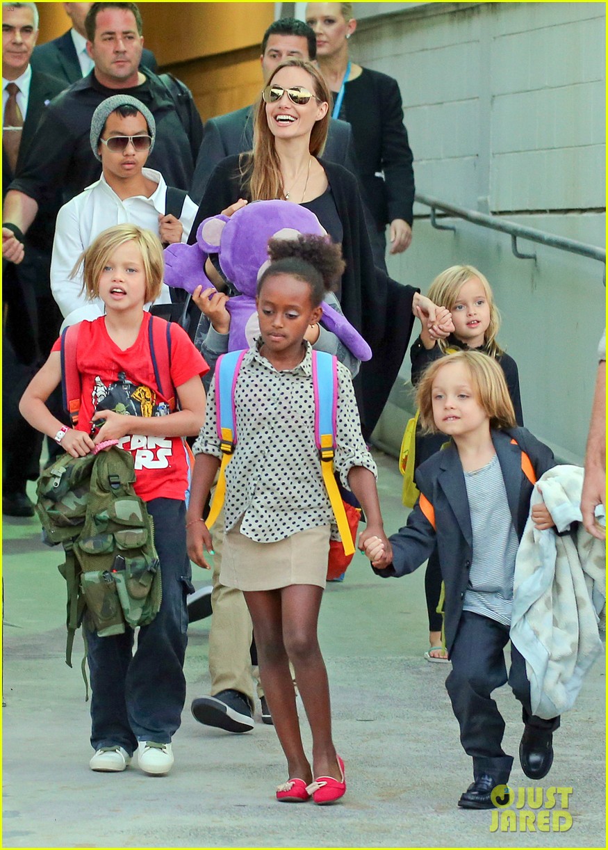 angelina jolie arrives in syd with all six kids 15
