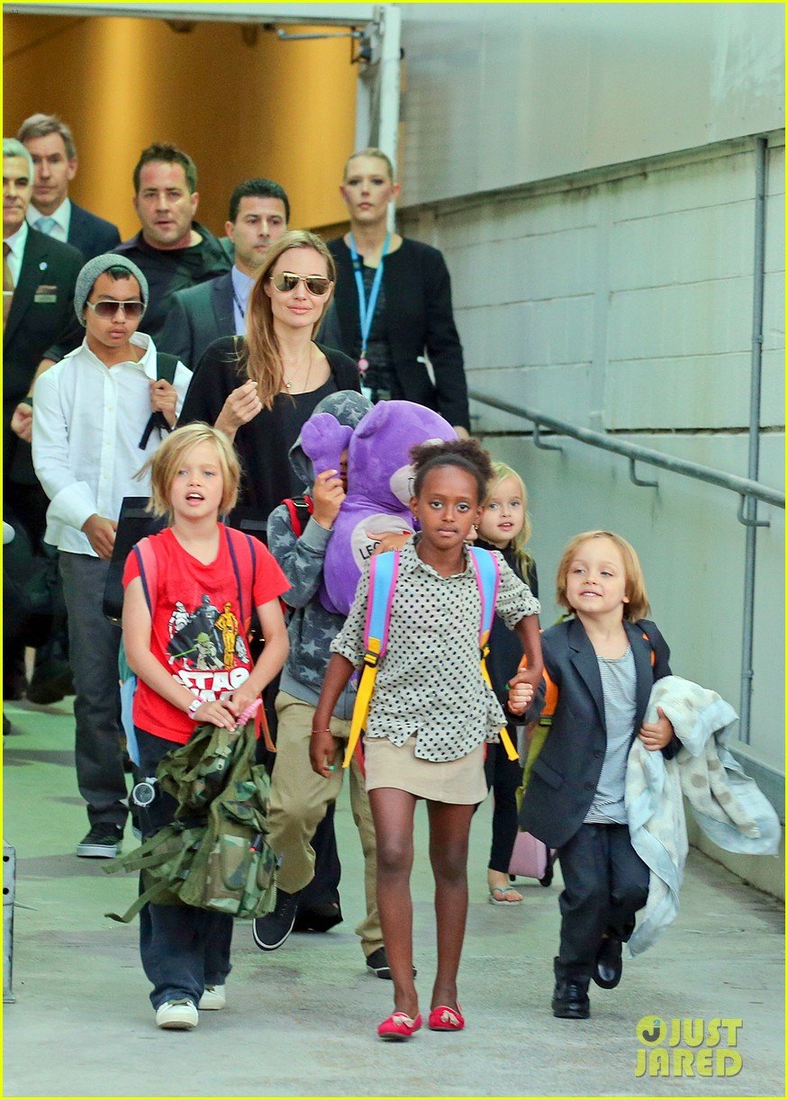 angelina jolie arrives in syd with all six kids 162944999