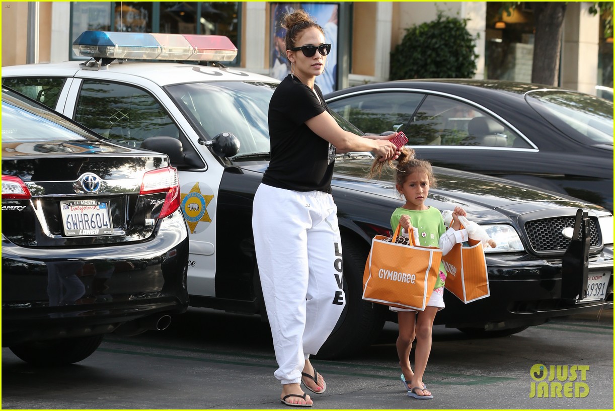 jennifer lopez shops with emme before idol auditions begin 04