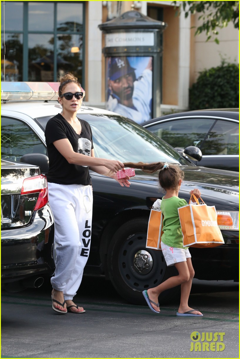 jennifer lopez shops with emme before idol auditions begin 122942407