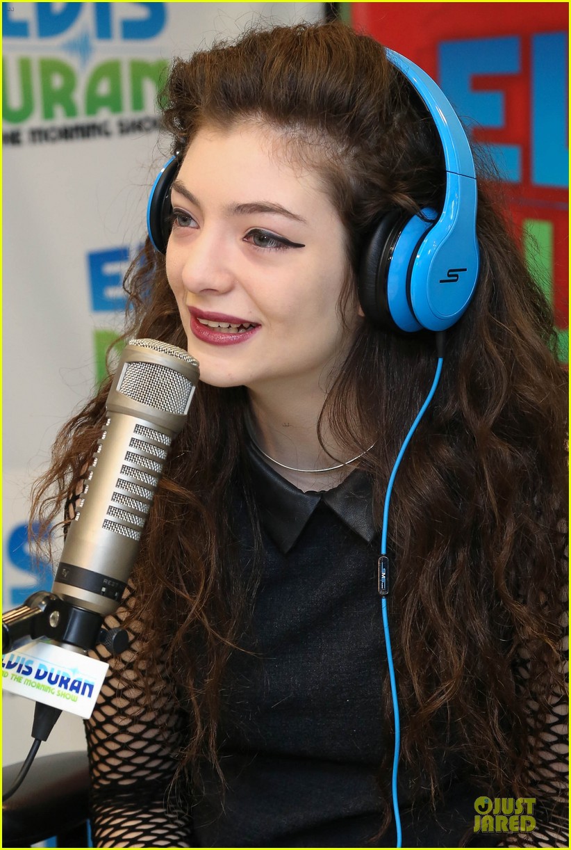lorde fishnet top at the elvis duran z100 show 072963425