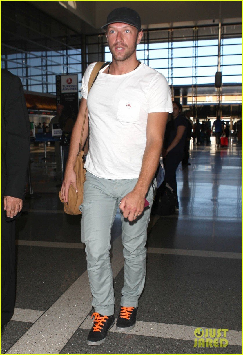 chris martin catches flight out of los angeles 022959095