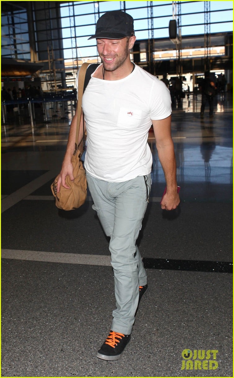 chris martin catches flight out of los angeles 142959107