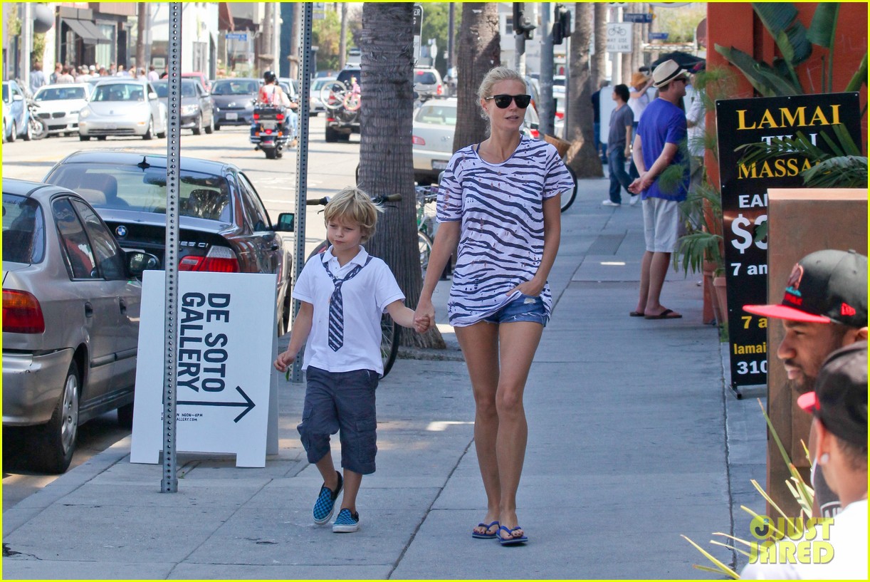 gwyneth paltrow chris martin spend sunday with moses 11