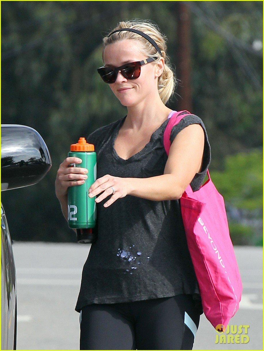 reese witherspoon takes care of business in brentwood 042955379