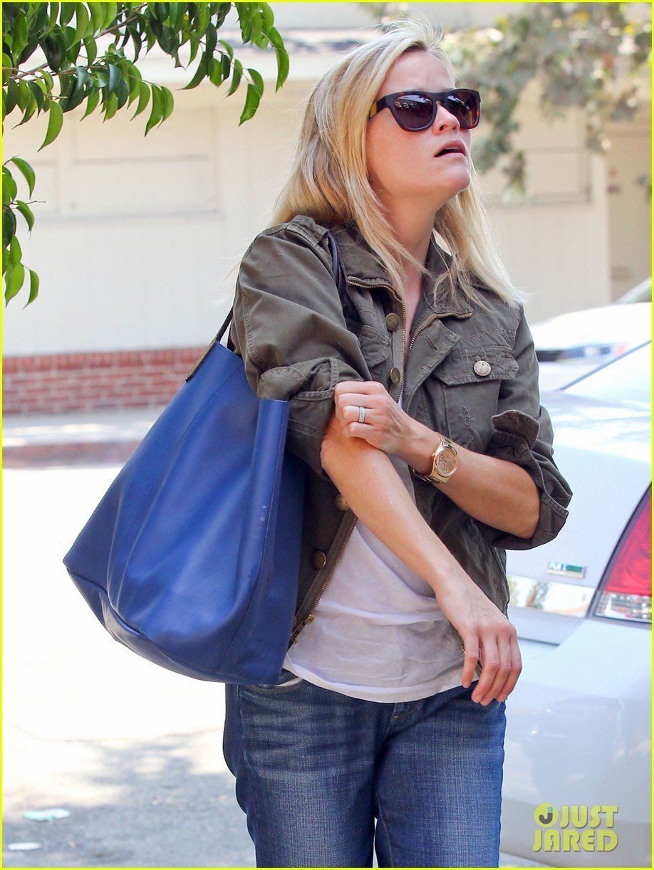 reese witherspoon takes care of business in brentwood 132955389