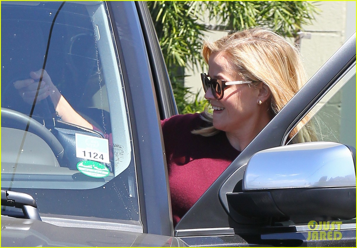 reese witherspoon does outfit change in beverly hills 042961051