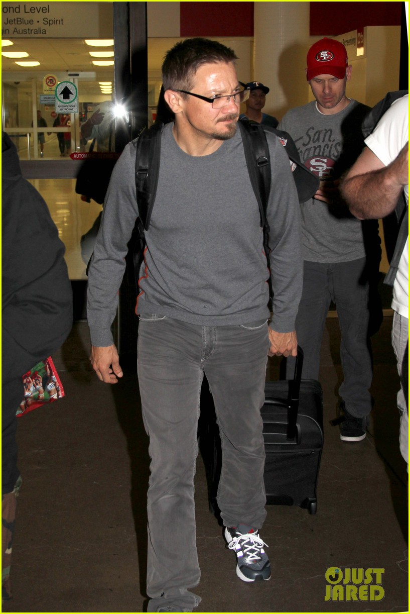 jeremy renner casual lax exit 042949936