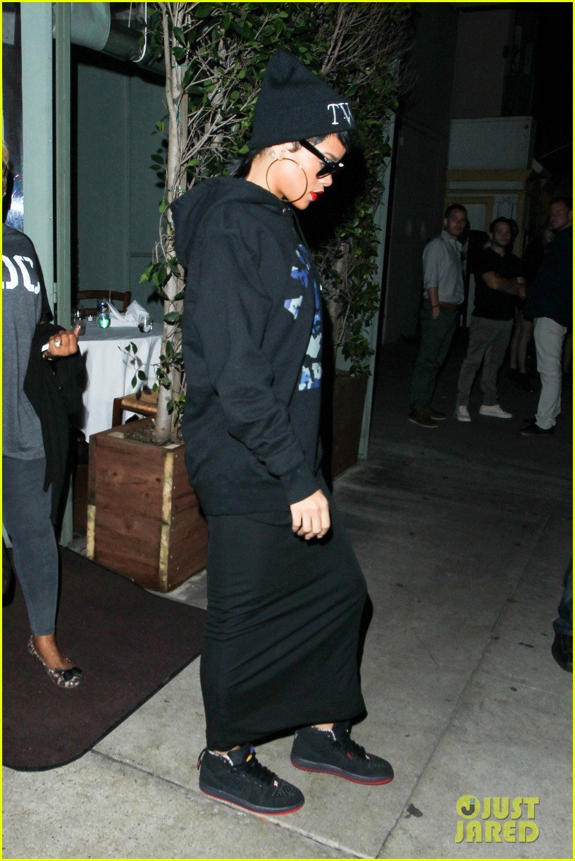 rihanna dines at favorite restaurant before jetting to nyc 26