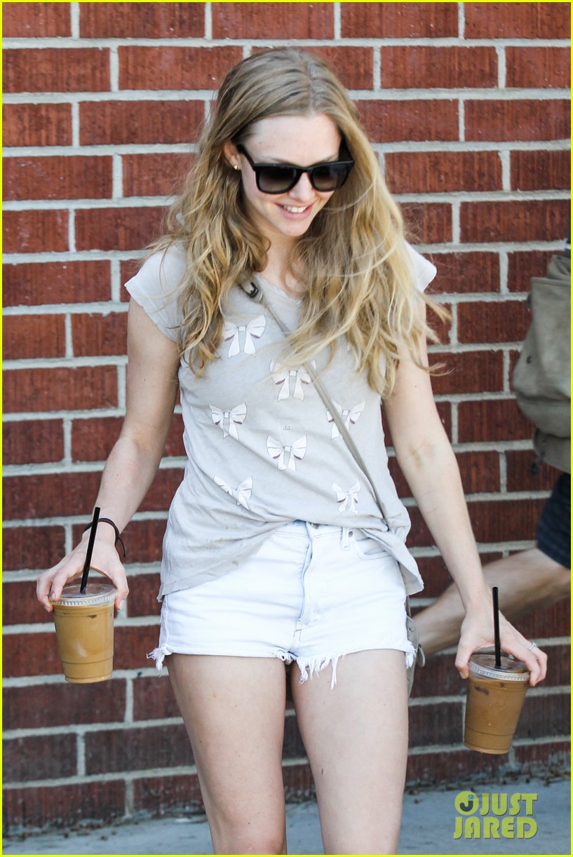 amanda seyfried justin long grocery shop for labor day 122942170