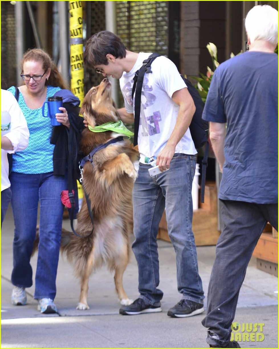 Amanda Seyfried's Dog Finn Plants a Kiss on Justin Long! Photo 2943731