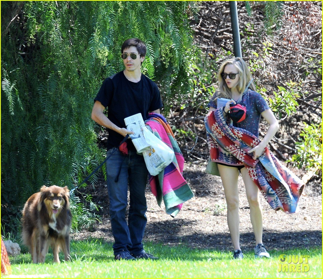 amanda seyfried justin long weekend outing with finn 072941440