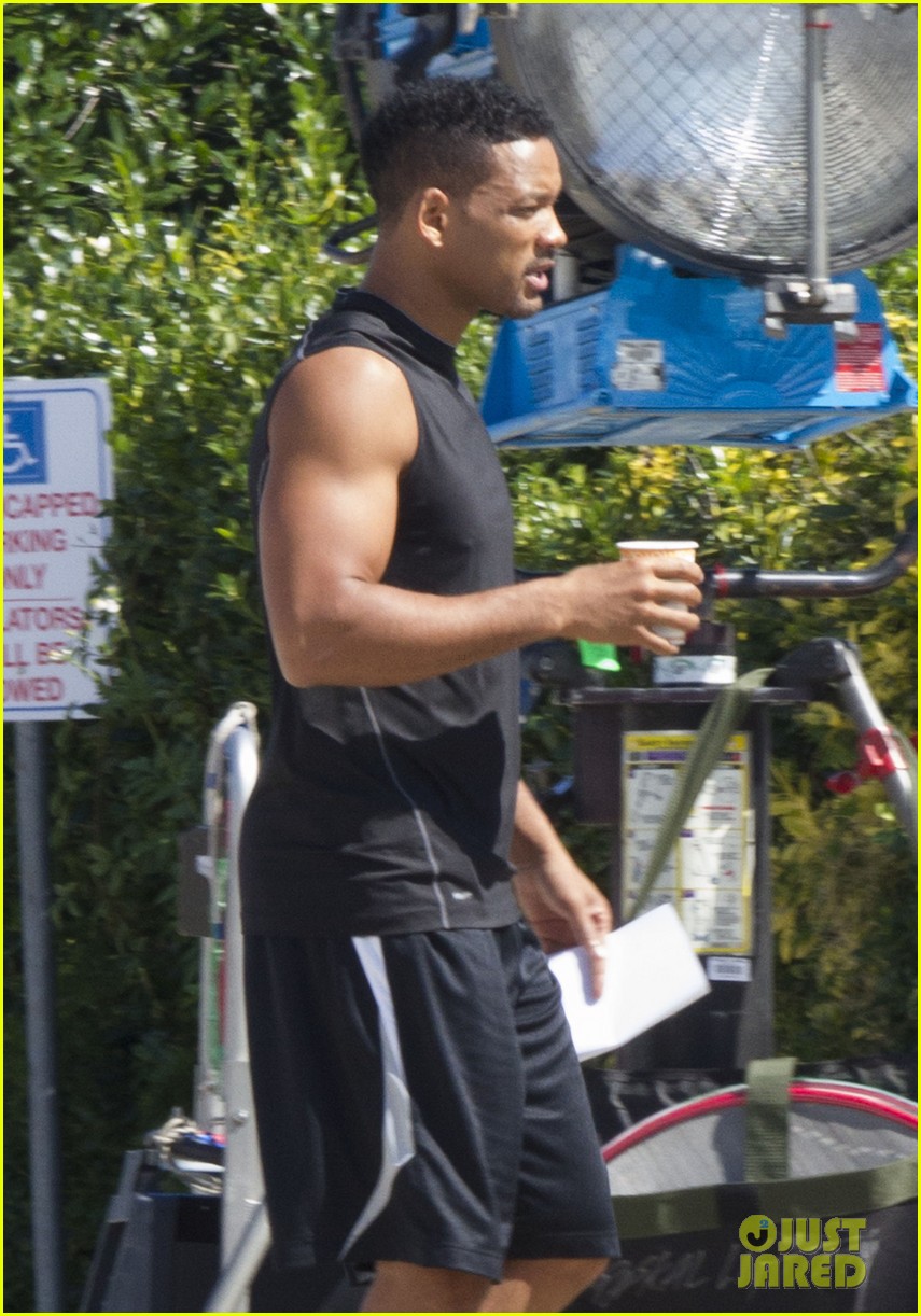 will smith shows off buff arms on focus set 03