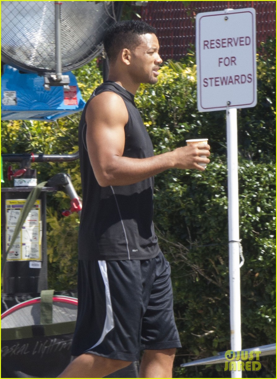 will smith shows off buff arms on focus set 05