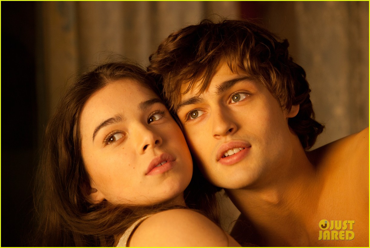 hailee steinfeld douglas booth first kiss in romeo juliet exclusive clip 022960181