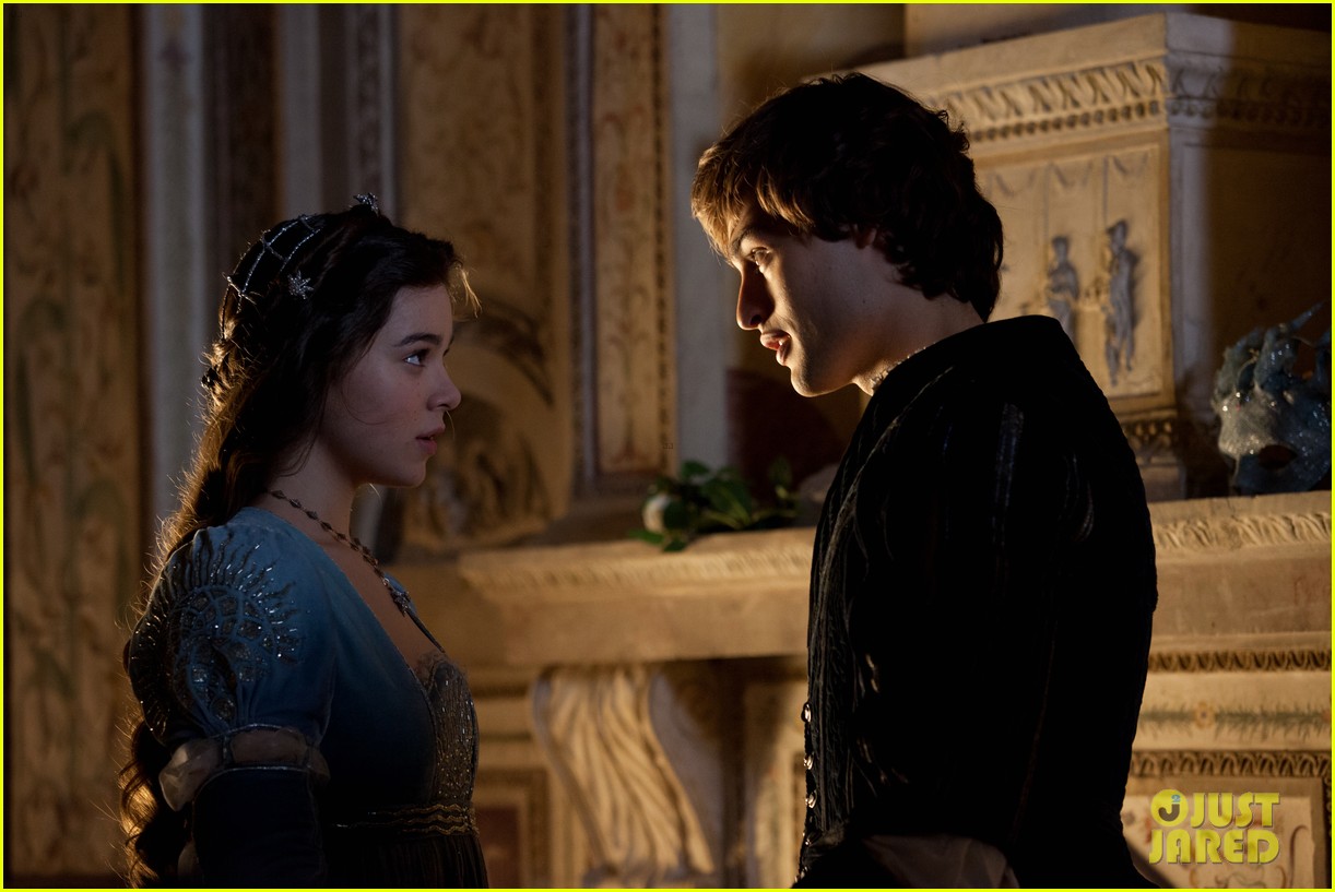 hailee steinfeld douglas booth first kiss in romeo juliet exclusive clip 162960195
