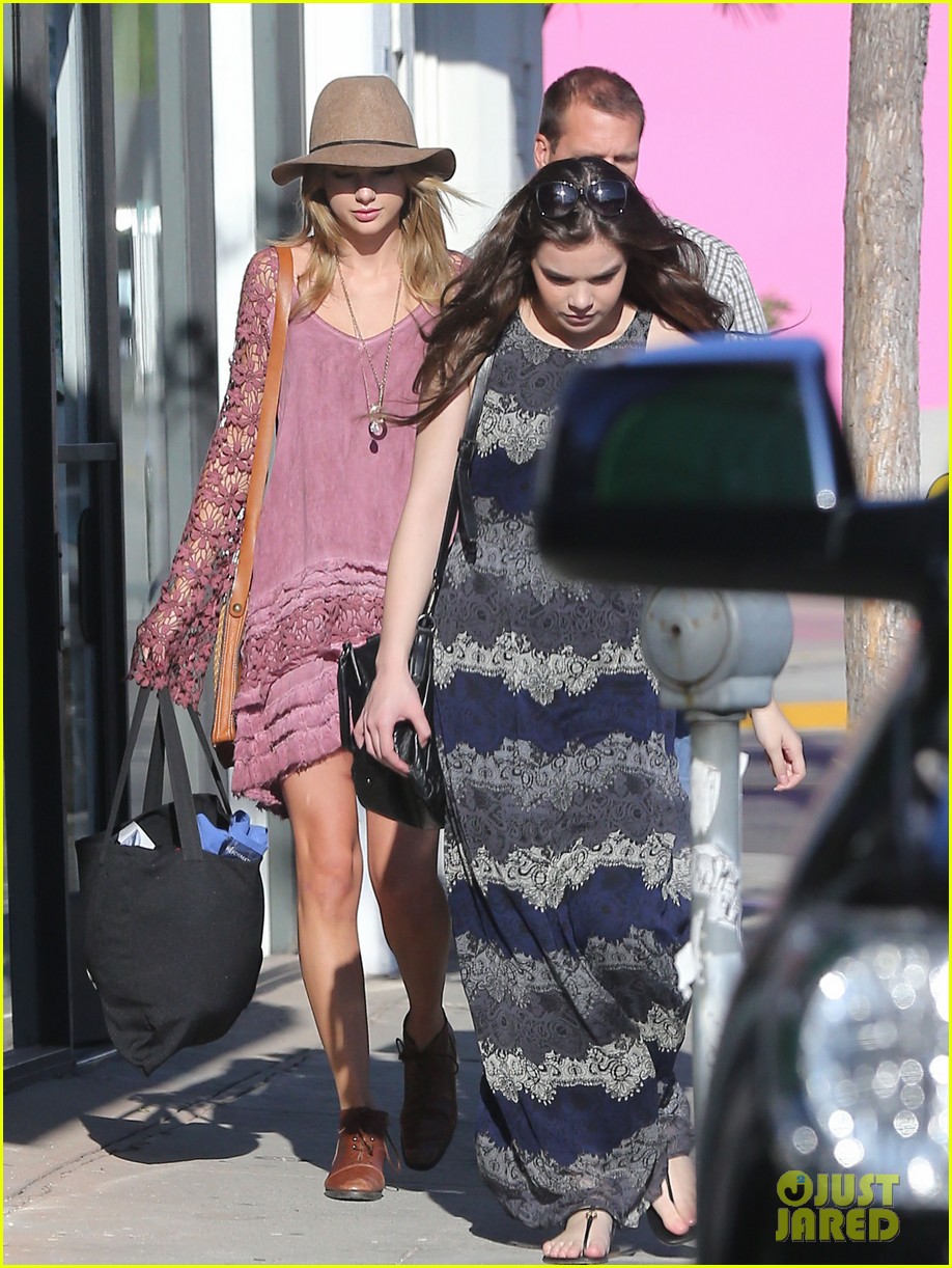 taylor swift hailee steinfeld go shopping together 052944873