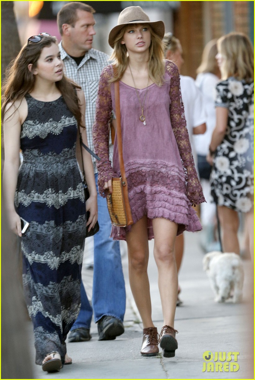 taylor swift hailee steinfeld go shopping together 14