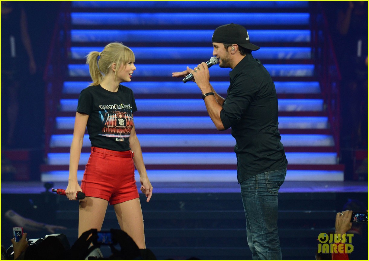 taylor swift performs with luke bryan at first nashville show 05