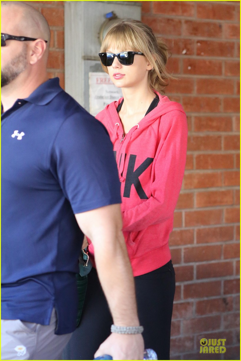 taylor swift matches sweater sneakers for dance class 02