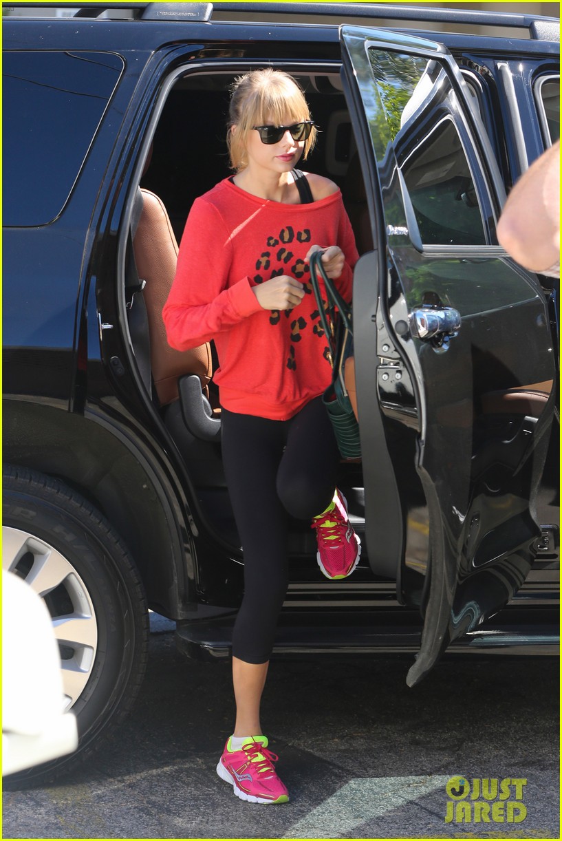taylor swift wears her favorite color to dance class 072962551