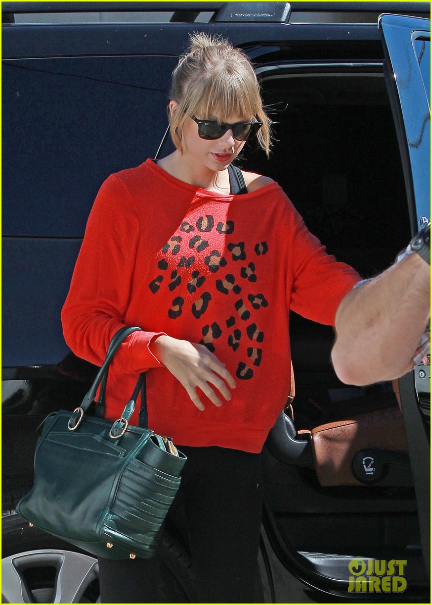 taylor swift wears her favorite color to dance class 112962555