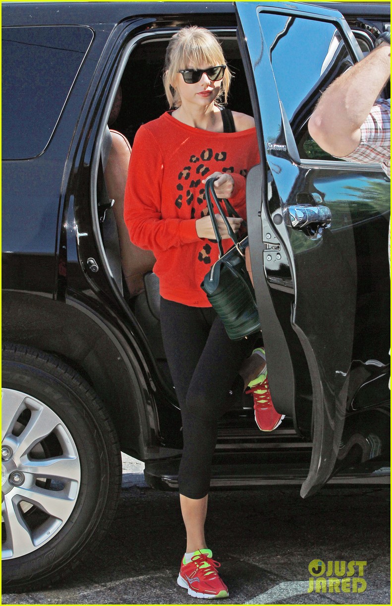 taylor swift wears her favorite color to dance class 122962556