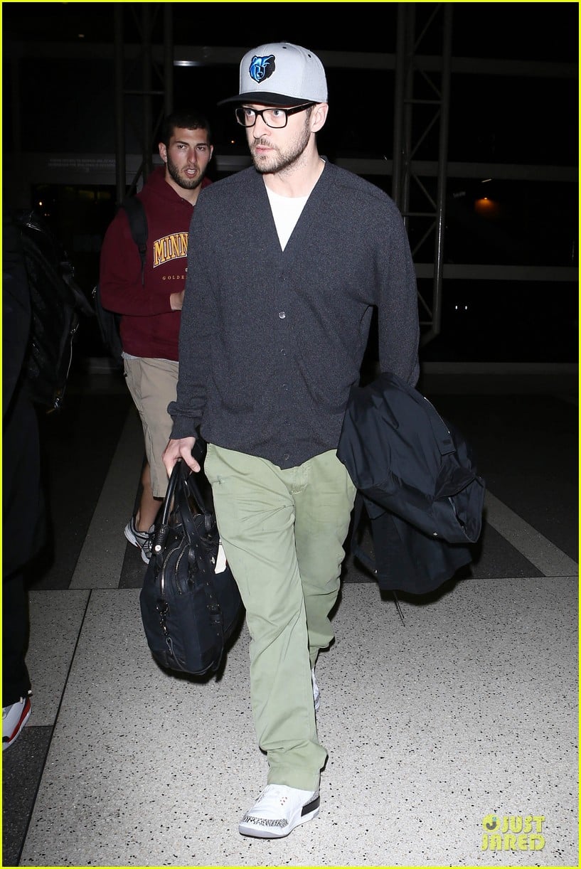justin timberlake supports memphis grizzlies at lax airport 04