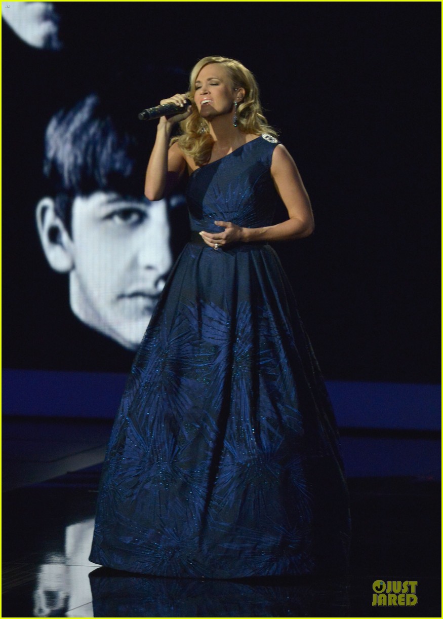 carrie underwood emmys 2013 performance watch now 03