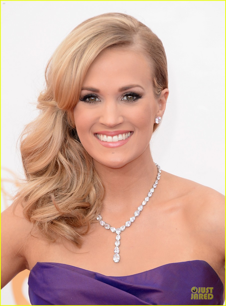 carrie underwood emmys 2013 red carpet 02
