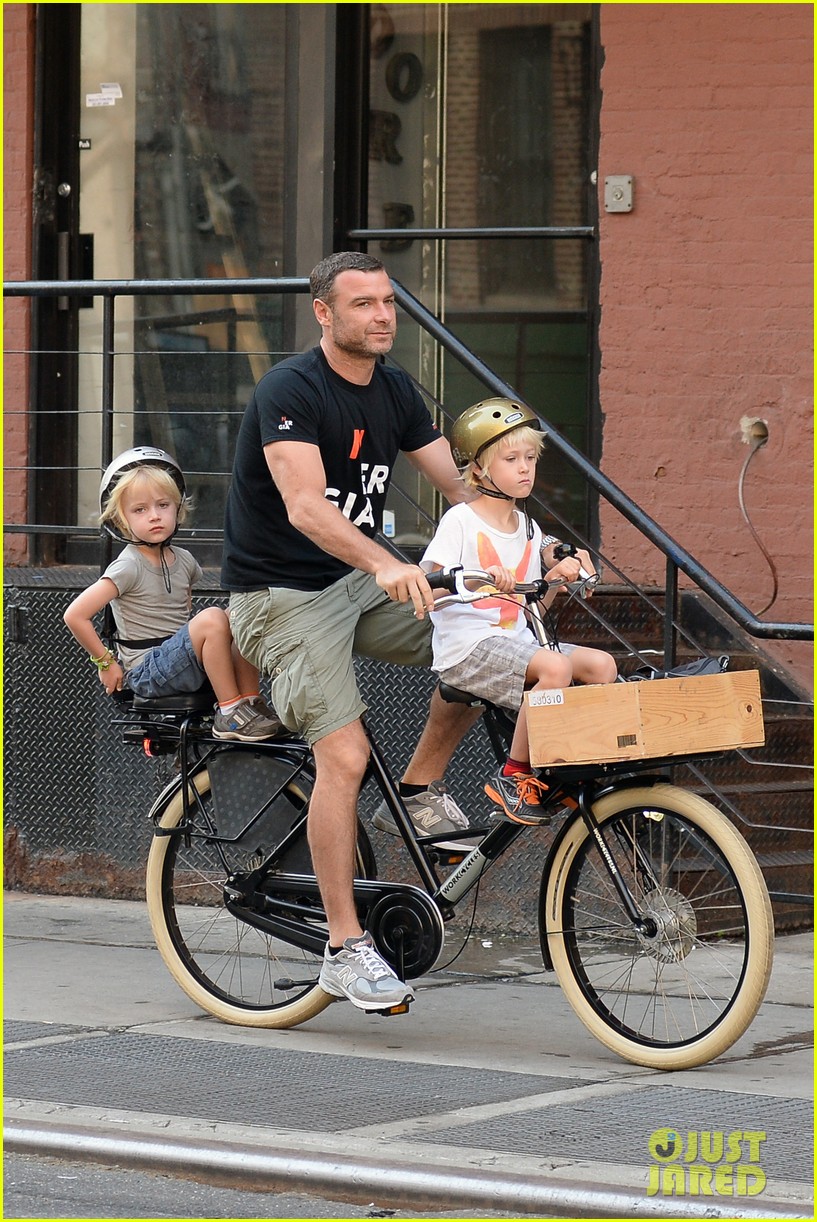 naomi watts family take on morning with early exercise 132951449