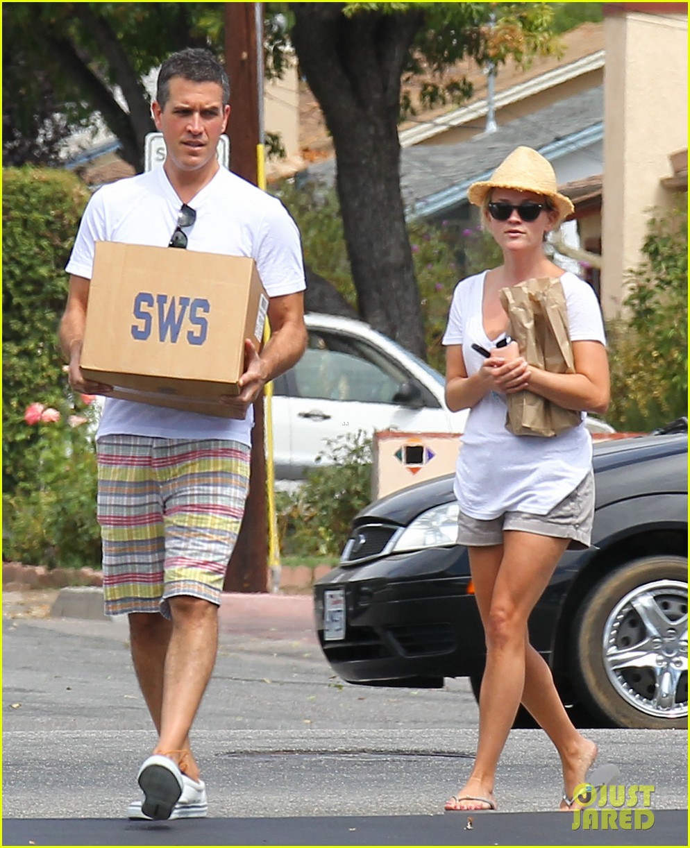 reese witherspoon jim toth labor day grocery shopping 132942389
