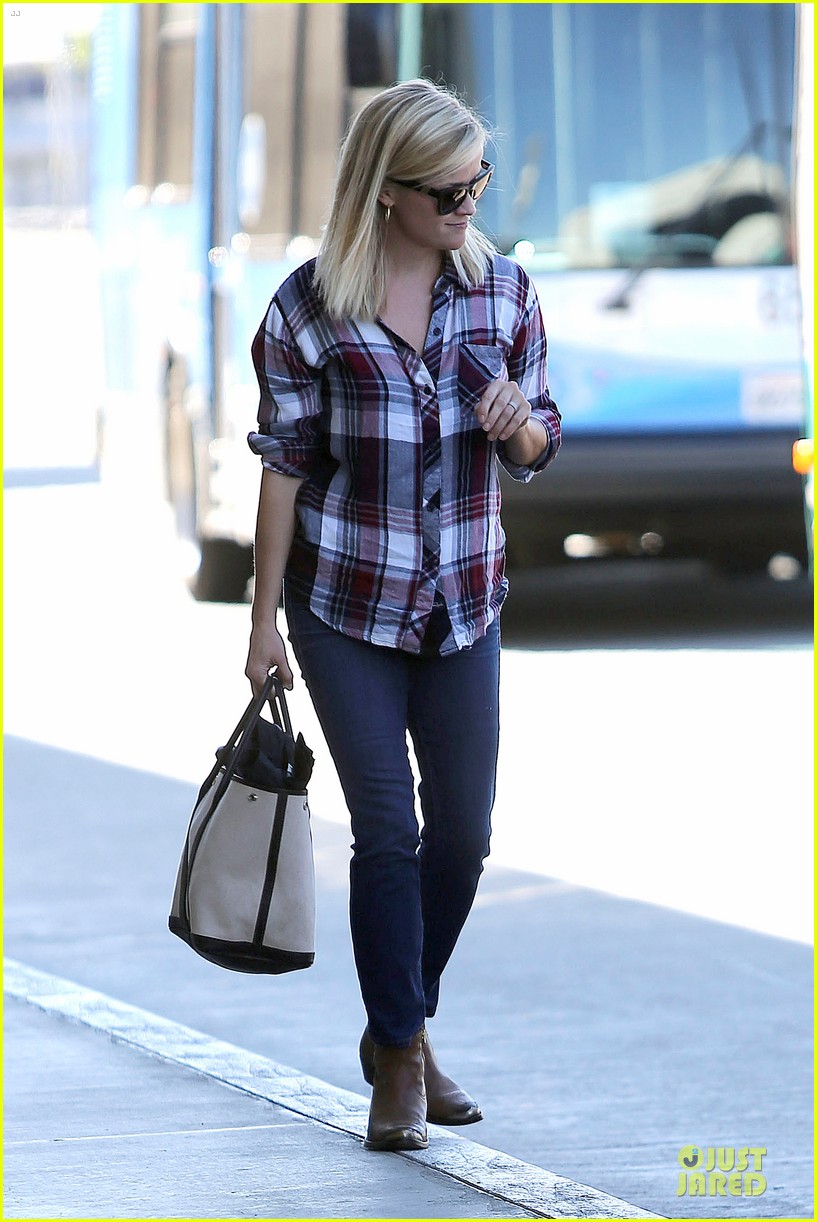 reese witherspoon plaid lax departure after workout 12