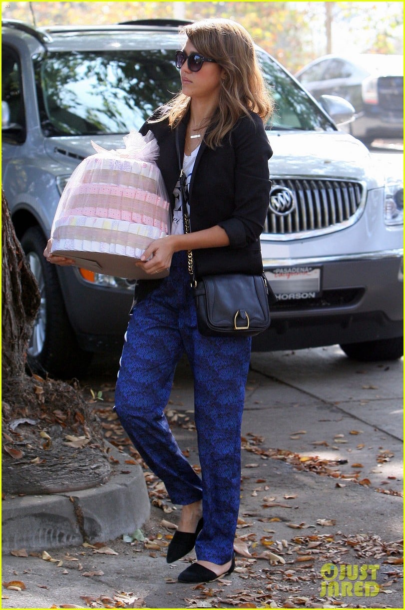 jessica alba gifts honest company diapers at baby shower 152981694