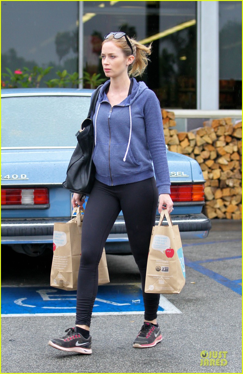 emily blunt small baby bump at whole foods 01