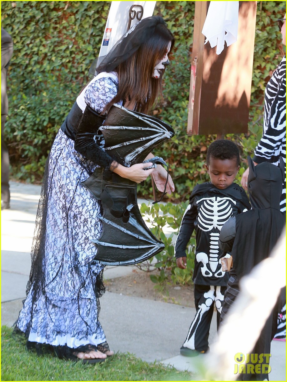 sandra bullock goes spooky for halloween party with louis 03