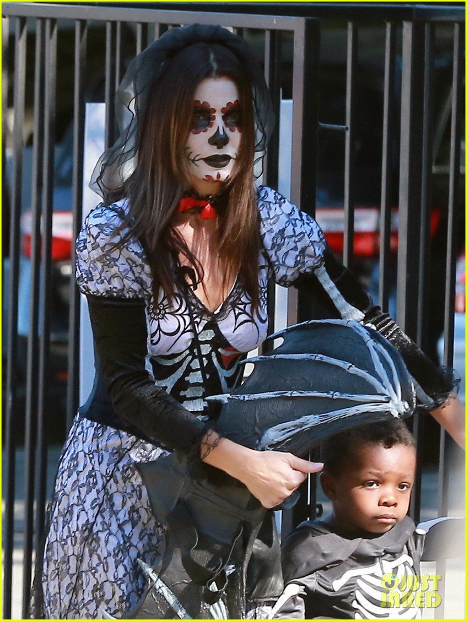 sandra bullock goes spooky for halloween party with louis 09