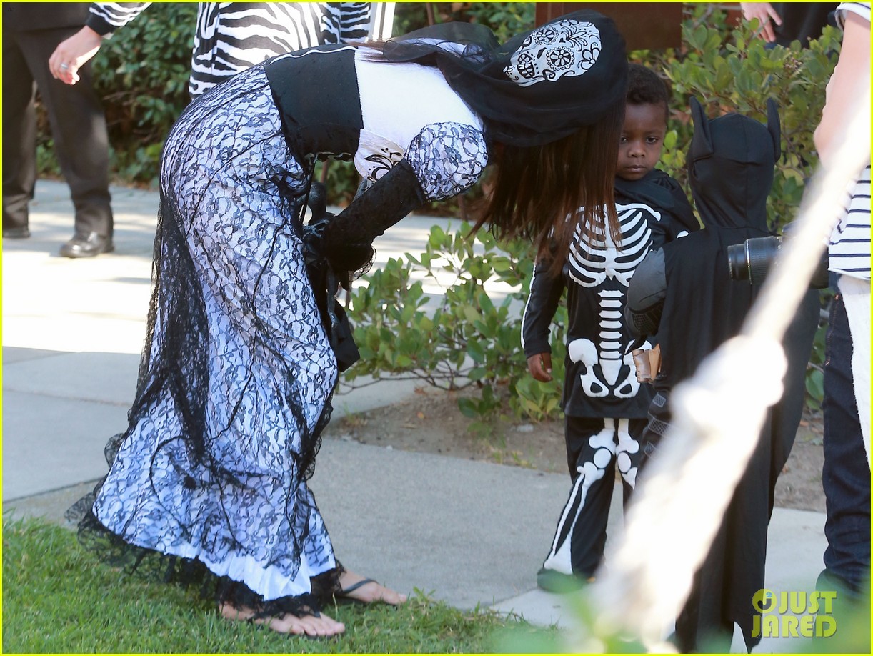 sandra bullock goes spooky for halloween party with louis 162975133