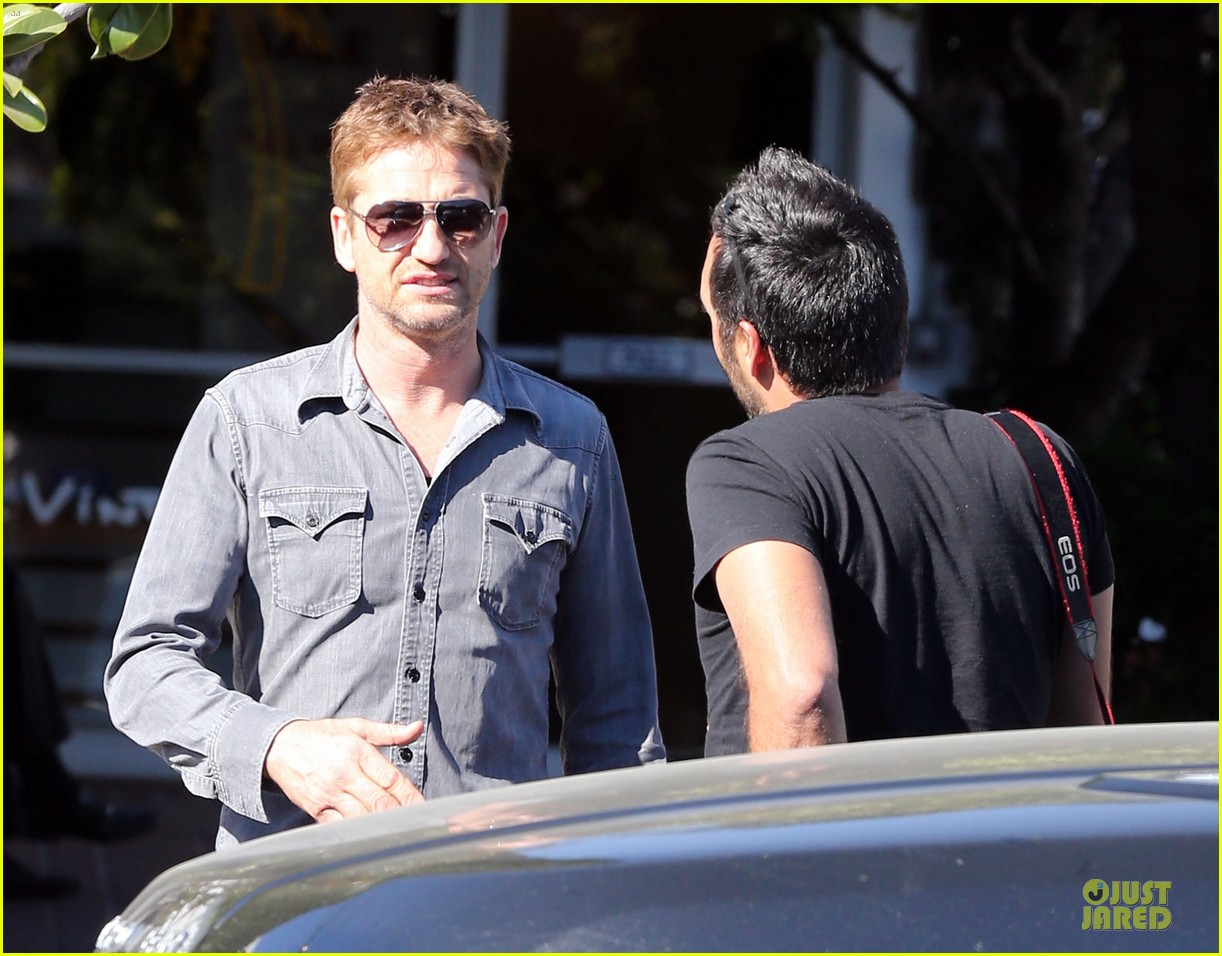 gerard butler enjoys fred segal lunch with friends 222967981