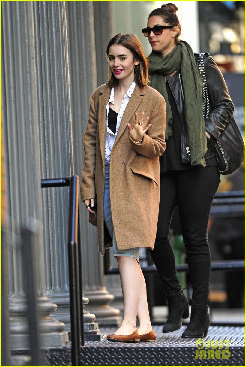 lily collins sees kinky boots after zac efron date 052974557